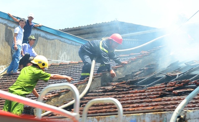 Nhà mặt phố đùng đùng cháy giữa trưa nắng ảnh 2